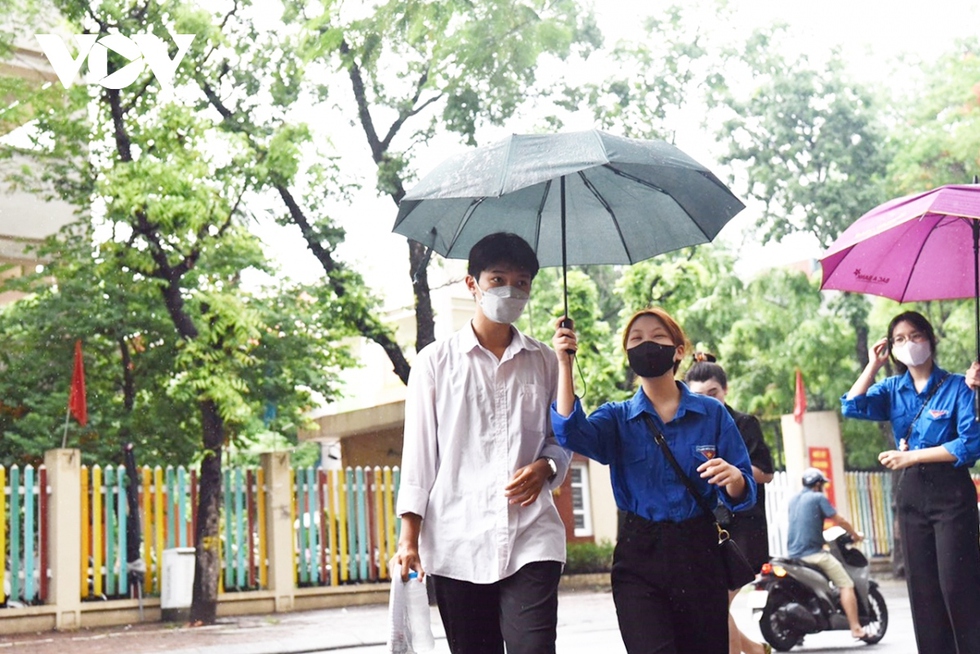 Thi tốt nghiệp THPT 2023: Thí sinh Hà Nội đội mưa đến trường bắt đầu thi Ngữ văn - Ảnh 11.