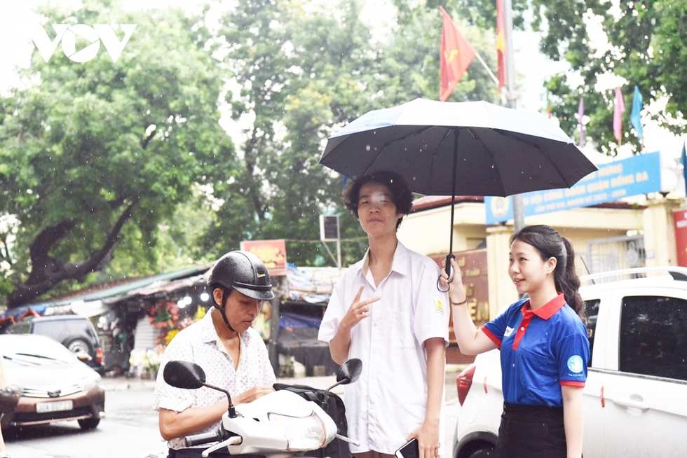 Thi tốt nghiệp THPT 2023: Thí sinh Hà Nội đội mưa đến trường bắt đầu thi Ngữ văn - Ảnh 10.