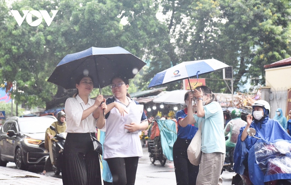 Thi tốt nghiệp THPT 2023: Thí sinh Hà Nội đội mưa đến trường bắt đầu thi Ngữ văn - Ảnh 9.