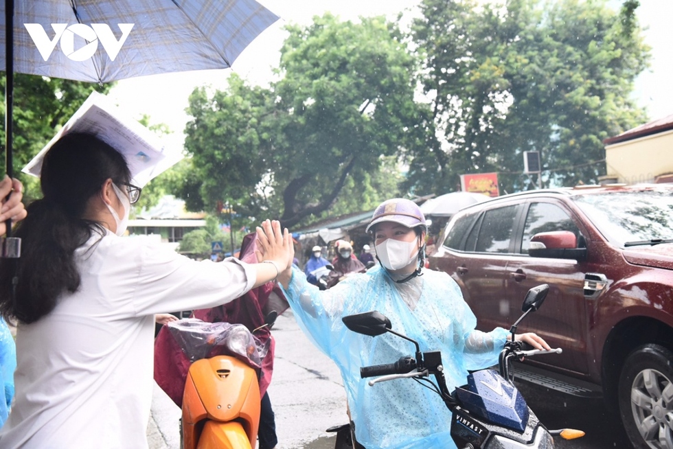 Thi tốt nghiệp THPT 2023: Thí sinh Hà Nội đội mưa đến trường bắt đầu thi Ngữ văn - Ảnh 8.