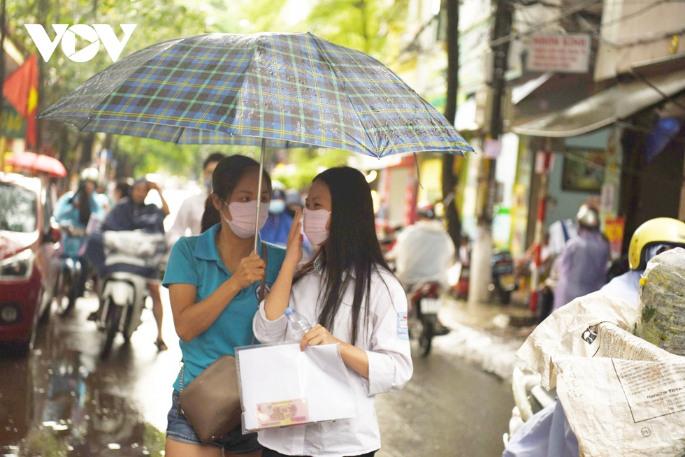 Thi tốt nghiệp THPT 2023: Thí sinh Hà Nội đội mưa đến trường bắt đầu thi Ngữ văn - Ảnh 4.