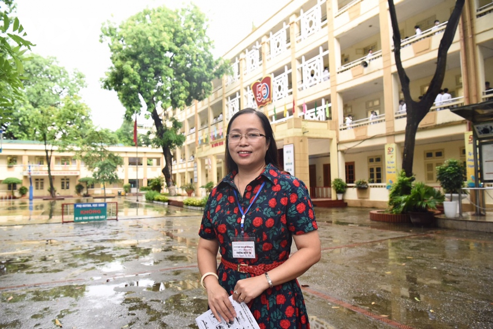 Thi tốt nghiệp THPT 2023: Thí sinh Hà Nội đội mưa đến trường bắt đầu thi Ngữ văn - Ảnh 19.