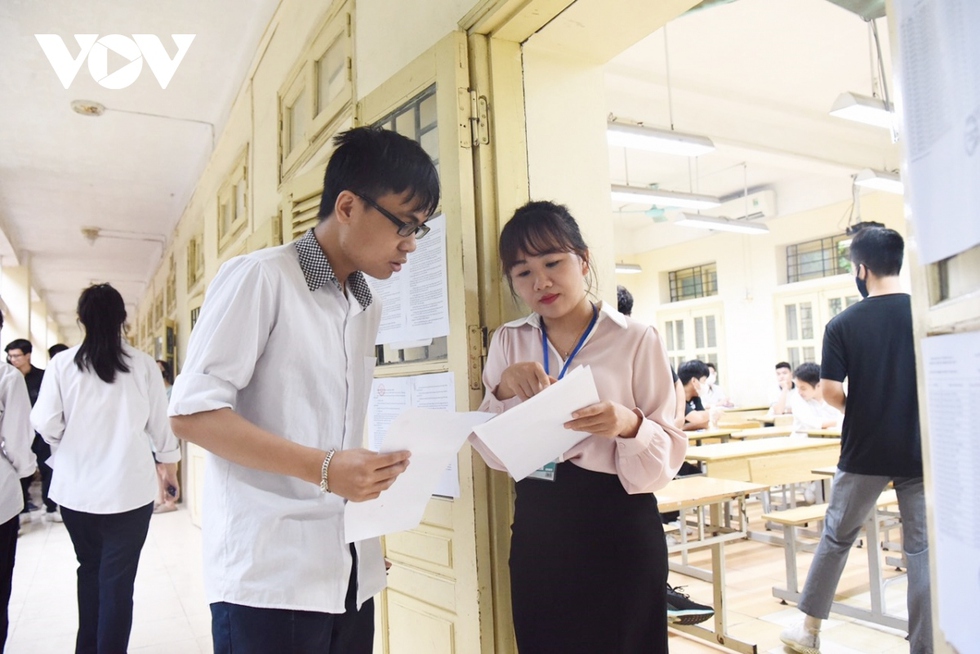 Thi tốt nghiệp THPT 2023: Thí sinh Hà Nội đội mưa đến trường bắt đầu thi Ngữ văn - Ảnh 16.