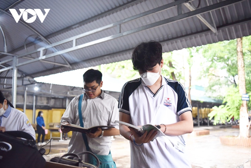 Thi tốt nghiệp THPT 2023: Thí sinh Hà Nội đội mưa đến trường bắt đầu thi Ngữ văn - Ảnh 14.