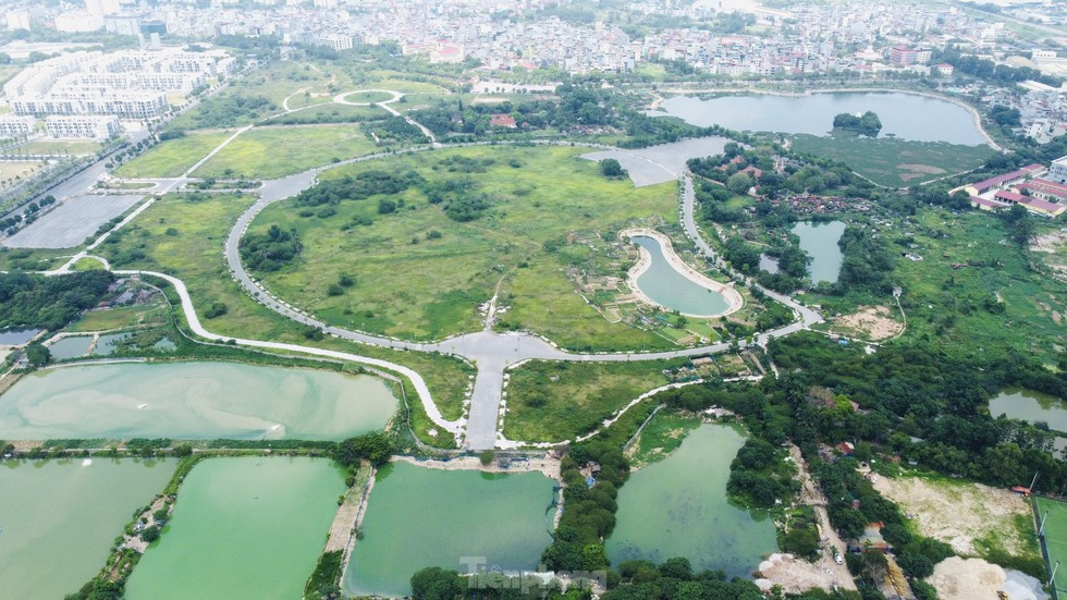 Toàn cảnh công viên Chu Văn An sau 7 năm quy hoạch vẫn ngổn ngang - Ảnh 2.