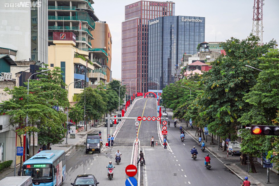 Thông xe cầu vượt chữ C đầu tiên ở Hà Nội - Ảnh 1.