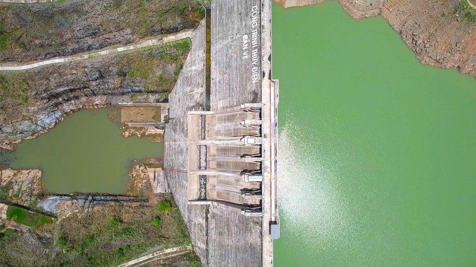 Cận cảnh hồ thủy điện lớn nhất Bắc Trung Bộ cạn kỷ lục, sắp về mực nước chết - Ảnh 4.