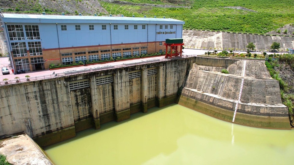 Cận cảnh hồ thủy điện lớn nhất Bắc Trung Bộ cạn kỷ lục, sắp về mực nước chết - Ảnh 3.