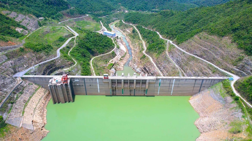 Cận cảnh hồ thủy điện lớn nhất Bắc Trung Bộ cạn kỷ lục, sắp về mực nước chết - Ảnh 2.