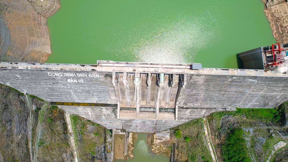 Cận cảnh hồ thủy điện lớn nhất Bắc Trung Bộ cạn kỷ lục, sắp về mực nước chết - Ảnh 10.