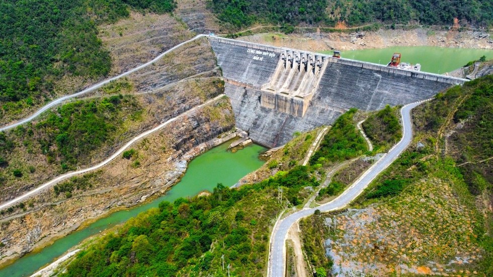 Cận cảnh hồ thủy điện lớn nhất Bắc Trung Bộ cạn kỷ lục, sắp về mực nước chết - Ảnh 8.