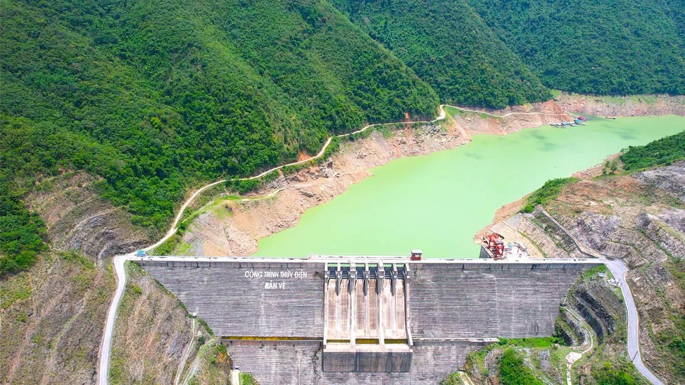 Cận cảnh hồ thủy điện lớn nhất Bắc Trung Bộ cạn kỷ lục, sắp về mực nước chết - Ảnh 7.