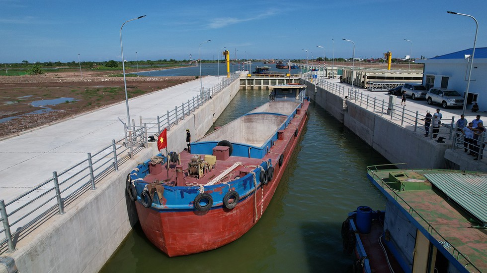 Mục sở thị kênh nối sông Đáy - Ninh Cơ 2.300 tỷ đồng vừa vận hành - Ảnh 7.