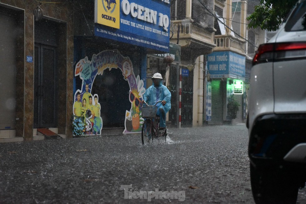 Bị mưa lớn đánh úp giữa trưa, nhiều tuyến phố Hà Nội ngập sâu nửa mét - Ảnh 26.