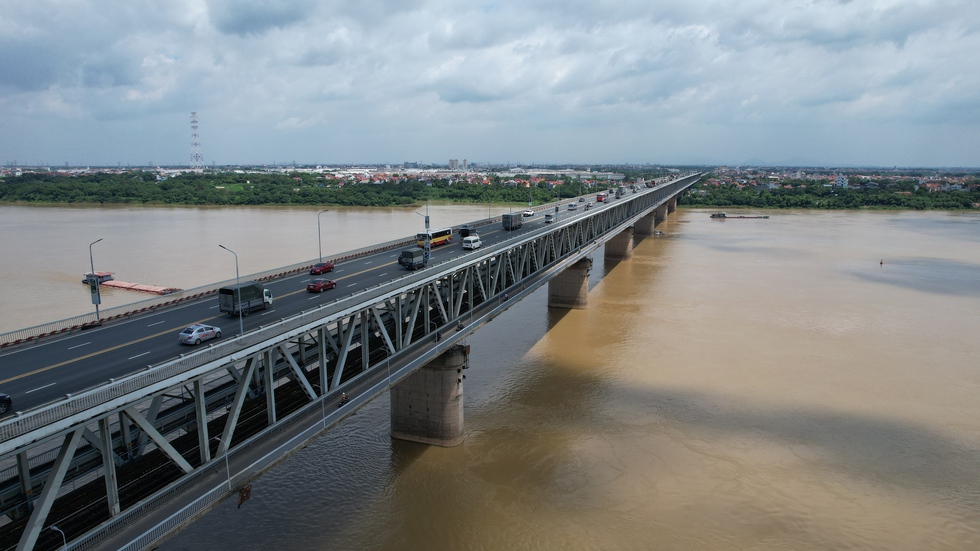Hà Nội: Chiêm ngưỡng cầu Thăng Long bắc qua sông Hồng sau gần 40 năm hoạt động - Ảnh 4.