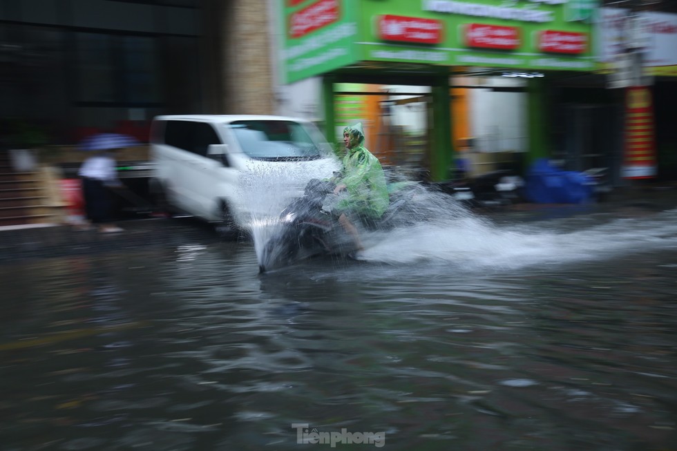 Bị mưa lớn đánh úp giữa trưa, nhiều tuyến phố Hà Nội ngập sâu nửa mét - Ảnh 17.