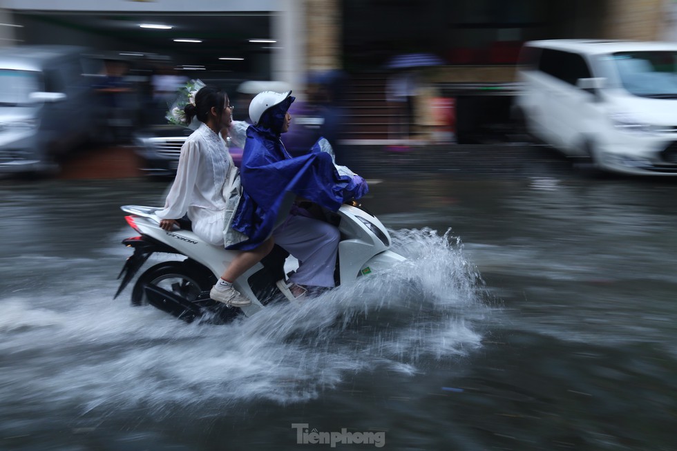 Bị mưa lớn đánh úp giữa trưa, nhiều tuyến phố Hà Nội ngập sâu nửa mét - Ảnh 16.