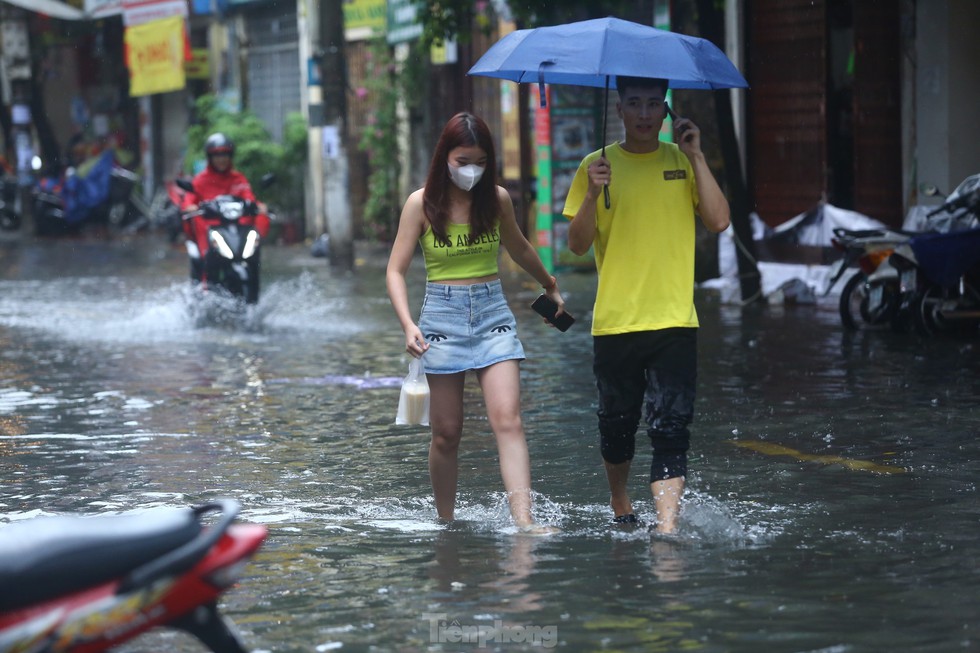 Bị mưa lớn đánh úp giữa trưa, nhiều tuyến phố Hà Nội ngập sâu nửa mét - Ảnh 15.
