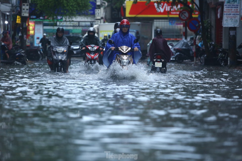 Bị mưa lớn đánh úp giữa trưa, nhiều tuyến phố Hà Nội ngập sâu nửa mét - Ảnh 13.