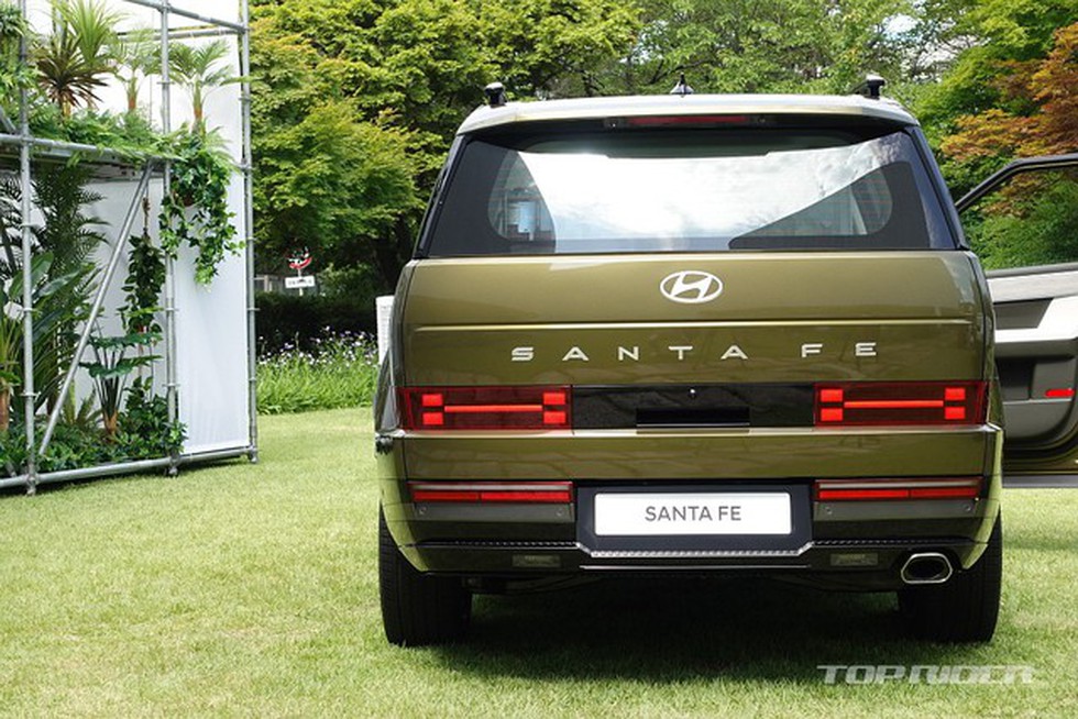 Ảnh thực tế Hyundai Santa Fe 2024 vừa ra mắt: Tay nắm bí mật, bạt ngàn trang bị không kém xe sang - Ảnh 7.