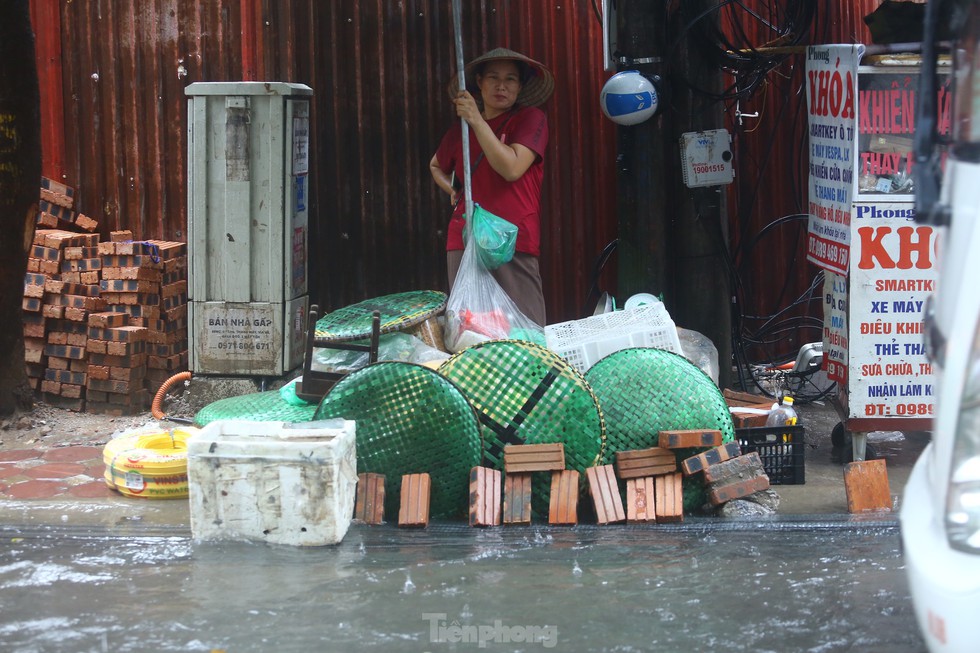 Bị mưa lớn đánh úp giữa trưa, nhiều tuyến phố Hà Nội ngập sâu nửa mét - Ảnh 11.