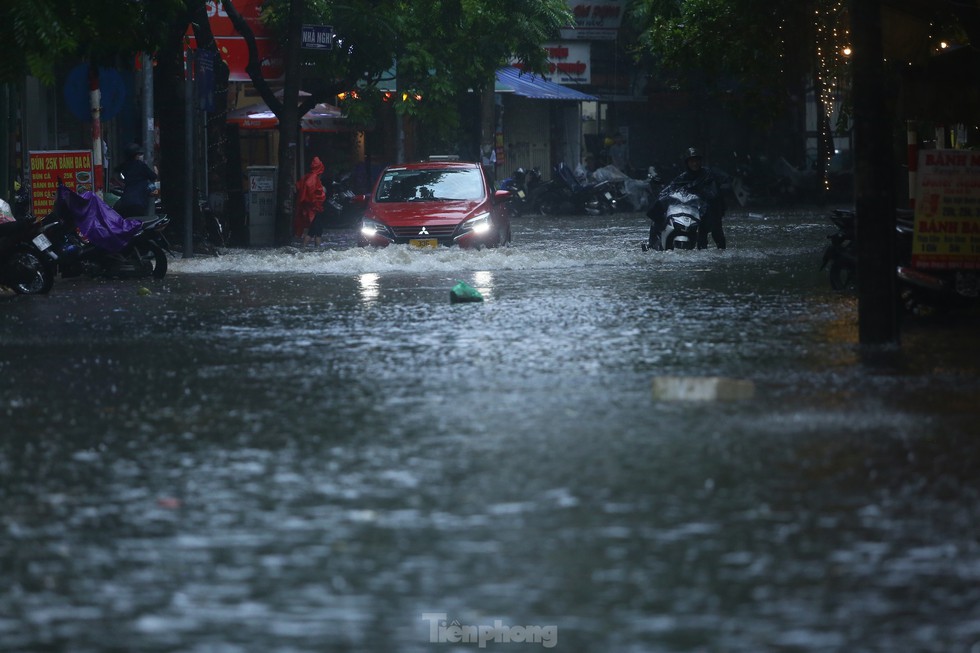 Bị mưa lớn đánh úp giữa trưa, nhiều tuyến phố Hà Nội ngập sâu nửa mét - Ảnh 9.