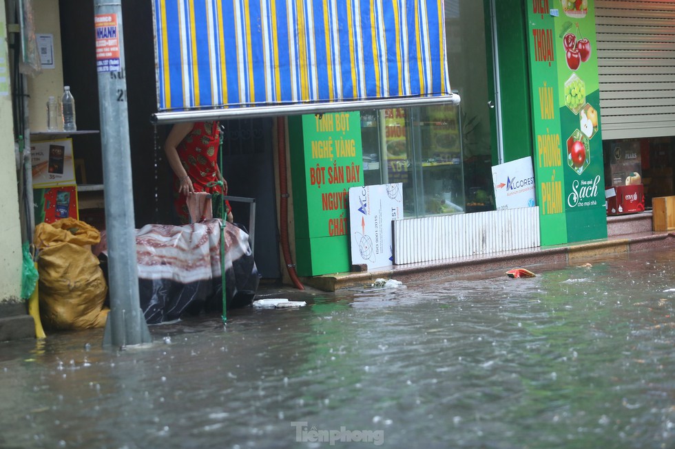 Bị mưa lớn đánh úp giữa trưa, nhiều tuyến phố Hà Nội ngập sâu nửa mét - Ảnh 8.