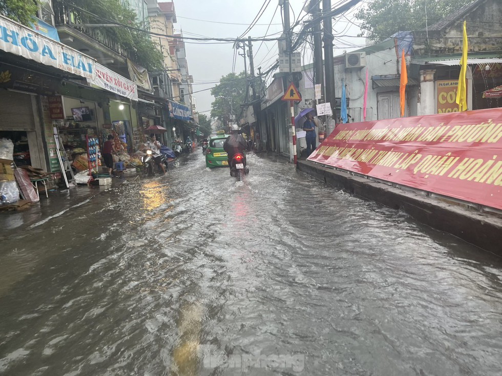 Bị mưa lớn đánh úp giữa trưa, nhiều tuyến phố Hà Nội ngập sâu nửa mét - Ảnh 25.