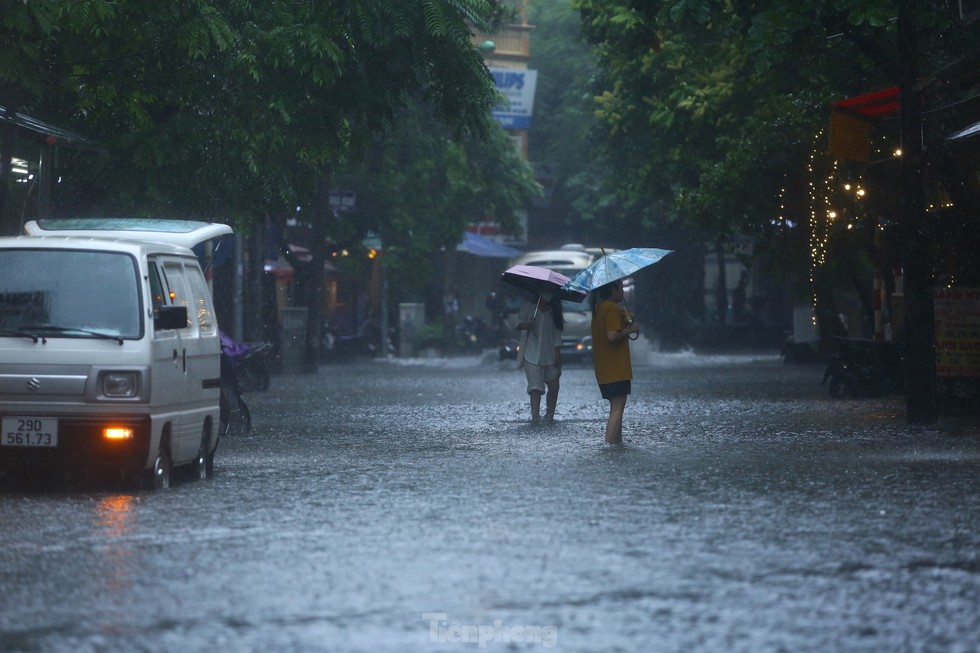 Bị mưa lớn đánh úp giữa trưa, nhiều tuyến phố Hà Nội ngập sâu nửa mét - Ảnh 7.