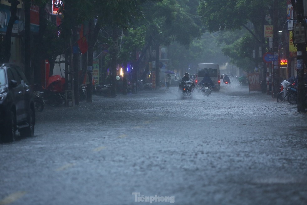 Bị mưa lớn đánh úp giữa trưa, nhiều tuyến phố Hà Nội ngập sâu nửa mét - Ảnh 6.