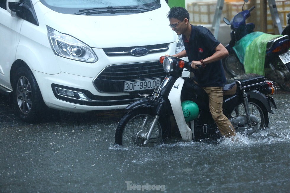 Bị mưa lớn đánh úp giữa trưa, nhiều tuyến phố Hà Nội ngập sâu nửa mét - Ảnh 5.