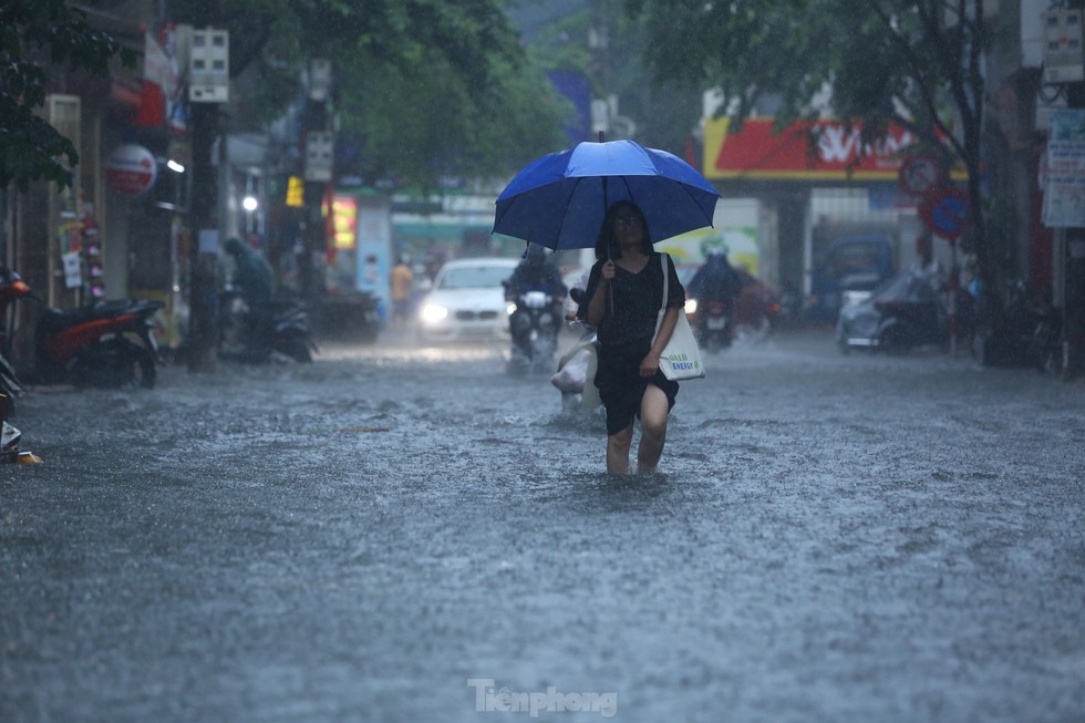 Bị mưa lớn đánh úp giữa trưa, nhiều tuyến phố Hà Nội ngập sâu nửa mét - Ảnh 4.
