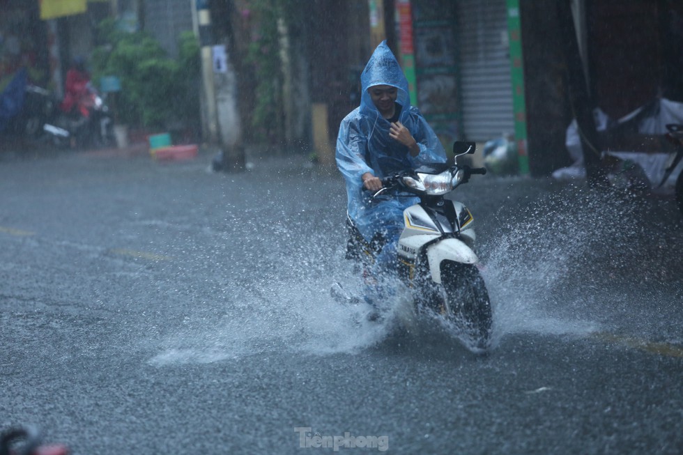 Bị mưa lớn đánh úp giữa trưa, nhiều tuyến phố Hà Nội ngập sâu nửa mét - Ảnh 3.