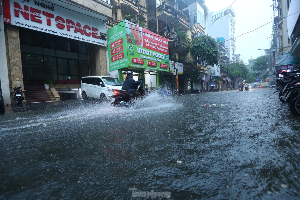 Bị mưa lớn đánh úp giữa trưa, nhiều tuyến phố Hà Nội ngập sâu nửa mét - Ảnh 2.