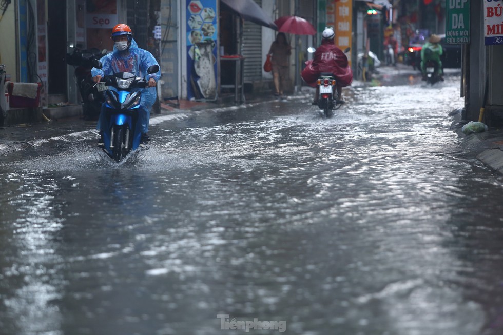 Bị mưa lớn đánh úp giữa trưa, nhiều tuyến phố Hà Nội ngập sâu nửa mét - Ảnh 24.
