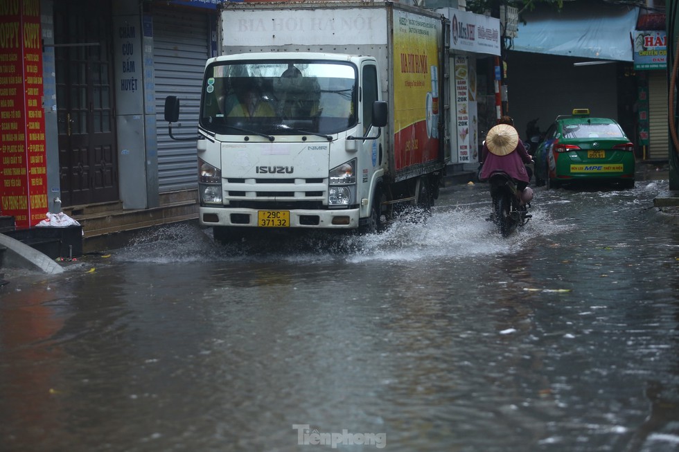 Bị mưa lớn đánh úp giữa trưa, nhiều tuyến phố Hà Nội ngập sâu nửa mét - Ảnh 23.