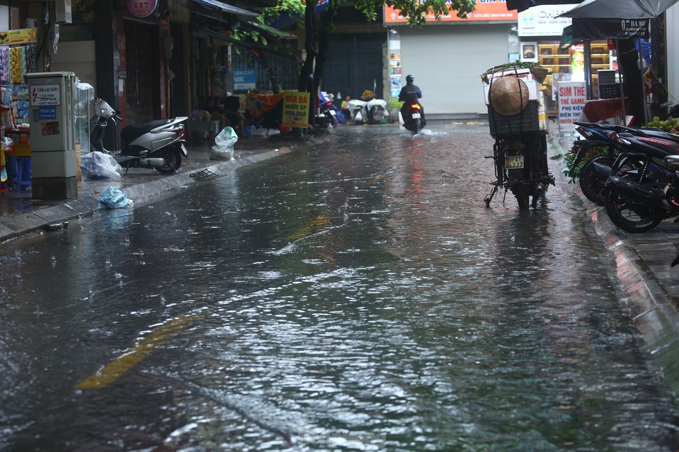 Bị mưa lớn đánh úp giữa trưa, nhiều tuyến phố Hà Nội ngập sâu nửa mét - Ảnh 21.