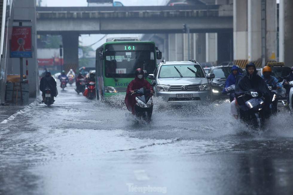 Bị mưa lớn đánh úp giữa trưa, nhiều tuyến phố Hà Nội ngập sâu nửa mét - Ảnh 20.