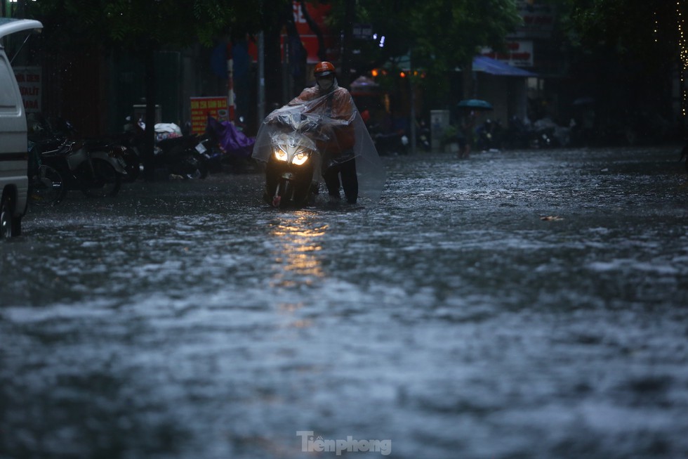 Bị mưa lớn đánh úp giữa trưa, nhiều tuyến phố Hà Nội ngập sâu nửa mét - Ảnh 18.