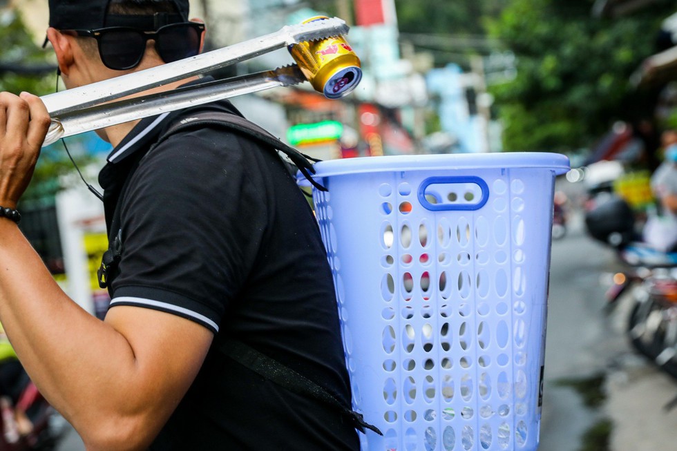 Chàng trai từng bị lừa cả tỷ đồng đạp xe xin ve chai, cho người nghèo bốc thăm lì xì - Ảnh 4.