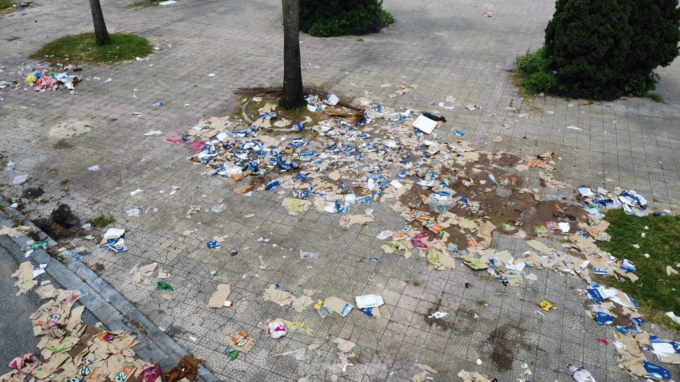 Hậu BlackPink, mặt cỏ xác xơ, rác ngập sân Mỹ Đình - Ảnh 1.