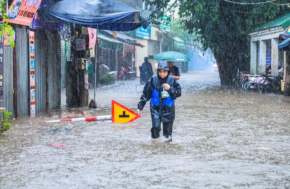 Hà Nội: Mưa xối xả, nhiều nơi ngập sâu - Ảnh 7.