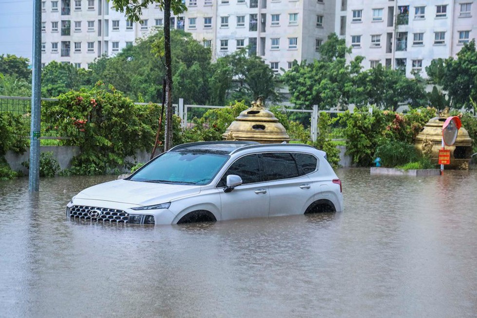 Hà Nội: Mưa xối xả, nhiều nơi ngập sâu - Ảnh 5.