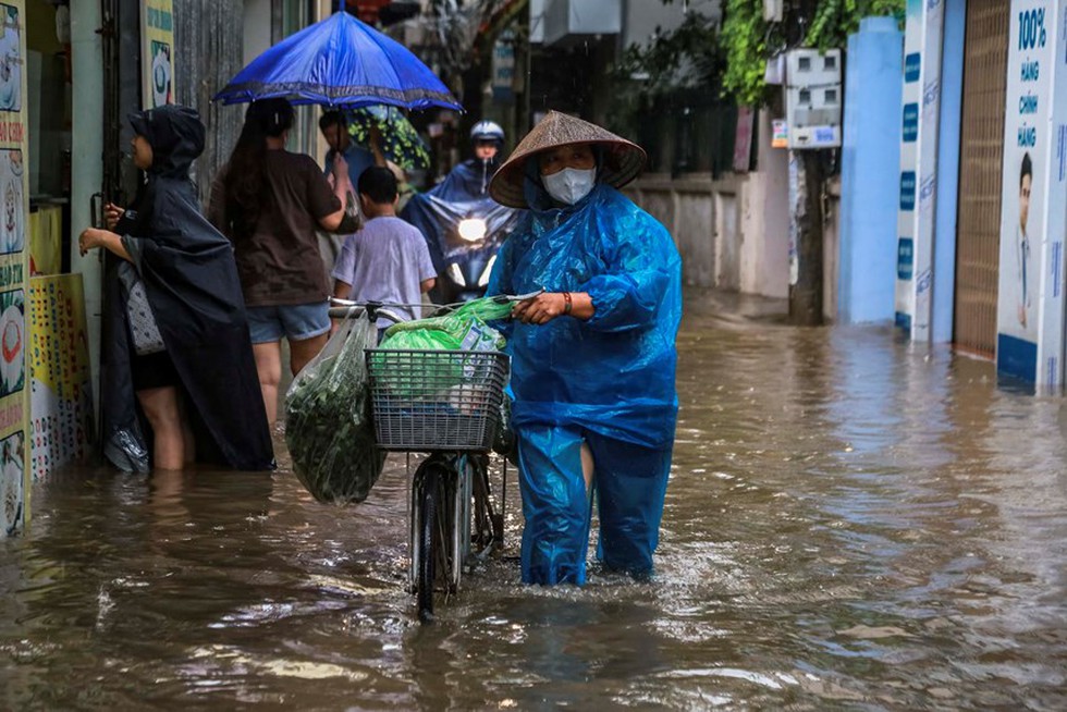 Hà Nội: Mưa xối xả, nhiều nơi ngập sâu - Ảnh 2.