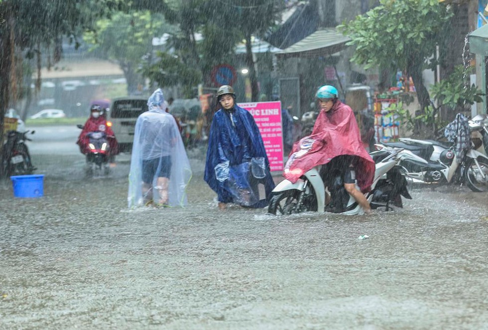 Hà Nội: Mưa xối xả, nhiều nơi ngập sâu - Ảnh 1.