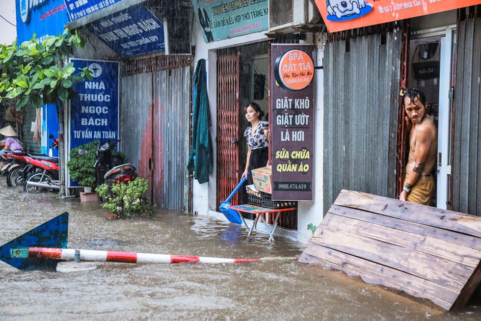 Hà Nội: Mưa xối xả, nhiều nơi ngập sâu - Ảnh 13.