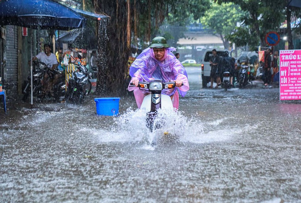 Hà Nội: Mưa xối xả, nhiều nơi ngập sâu - Ảnh 11.