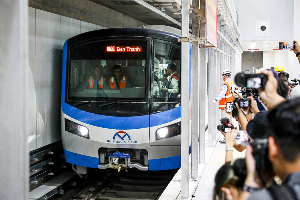 Hình ảnh đi vào lịch sử của tuyến Metro chờ đợi hơn thập kỷ tại TP. HCM trong ngày đầu chạy xuyên lòng đất - Ảnh 2.