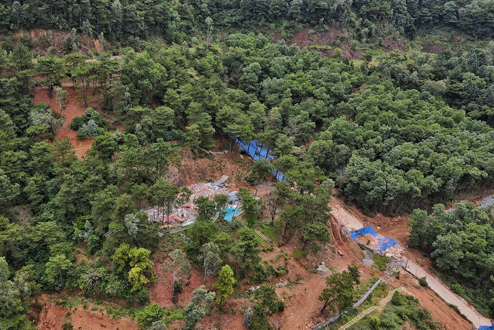 Cận cảnh công trình ‘xẻ thịt’ đất rừng phòng hộ ở Sóc Sơn bị tháo dỡ - Ảnh 12.