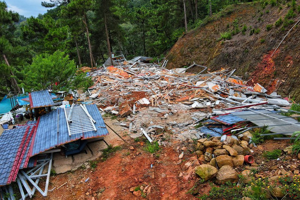 Cận cảnh công trình ‘xẻ thịt’ đất rừng phòng hộ ở Sóc Sơn bị tháo dỡ - Ảnh 7.